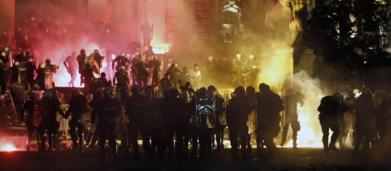 «Κόλαση» στη Σερβία: Νέα εισβολή στη Βουλή - Οι πολίτες δεν δέχονται τις απαγορεύσεις για τον κορωνοϊό (βίντεο)